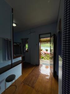MahinogCamiguin Blue Lagoon Cottages的客厅铺有木地板,设有门