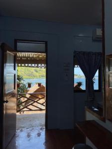 MahinogCamiguin Blue Lagoon Cottages的通向享有水景的房间的门
