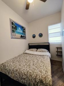 圣让上黎塞留welcome to airbnb的一间卧室设有一张床和一个窗口