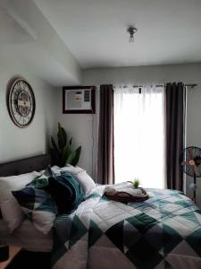大雅台PY Suites Tagaytay的一间卧室设有一张床和一个大窗户