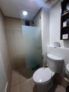 大雅台PY Suites Tagaytay的浴室配有白色卫生间和淋浴。
