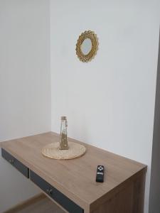 波哥大Moderno apartamento 820-1的一张带花瓶的桌子和遥控器