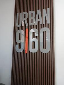 波哥大Moderno apartamento 820-1的墙上挂着一个标语,上面写着城市字样
