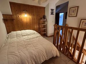 阿尔利河畔普拉兹Appartement Praz-sur-Arly, 2 pièces, 6 personnes - FR-1-603-89的一间卧室配有一张木墙床