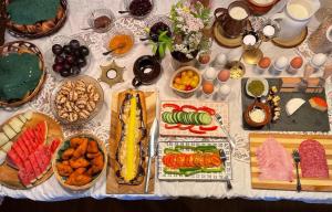 胡萨维克Kaldbaks-kot cottages的一张桌子上有很多种不同的食物