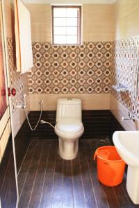 AnachalMistey Valley Munnar的一间带卫生间和水槽的浴室