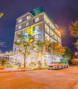 岑山Khách sạn Melanta Hotel - FLC Sầm Sơn的停在大楼前的白色汽车