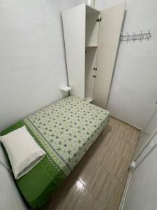 巴塞罗那SAN Rafael的小房间设有一张床和一个衣柜