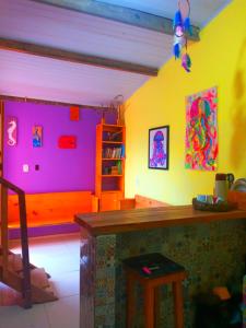 穆库热Casa Rainha da Serra的客厅拥有色彩缤纷的墙壁和酒吧
