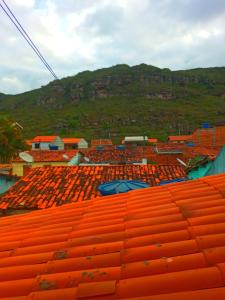 穆库热Casa Rainha da Serra的橙色的屋顶,背景是山