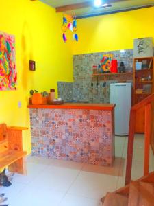 穆库热Casa Rainha da Serra的厨房设有黄色的墙壁和带冰箱的柜台。