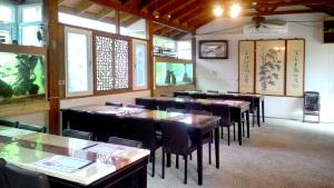 Liugui国兰花园VILLA会馆的用餐室设有桌椅和窗户。