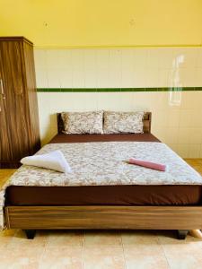 PanamaramLiba rooms panamaram的一张床上有两个枕头的房间