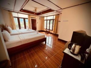 万荣ViengSaVanh Hotel的一间卧室,卧室内配有一张大床