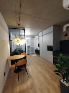 利沃夫M&D Apartments, Loft complex Great Britain的一间客厅,客厅内配有桌椅