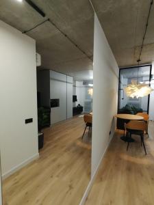 利沃夫M&D Apartments, Loft complex Great Britain的一间客厅,客厅内配有桌椅