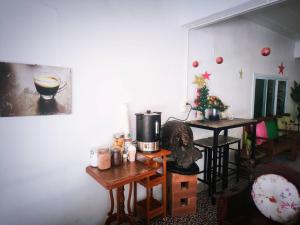 Ban Don KlangPRAKAI RESORT的客房设有一张桌子和一台咖啡机