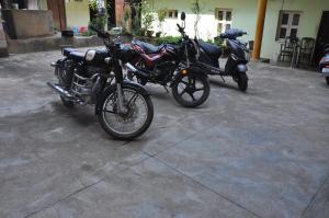 库斯哈尔纳加尔Vinayaka Deluxe Lodge的两辆摩托车彼此停放