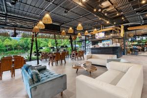 Na MueangSamui Fishing Club and Resort的带沙发、椅子和桌子的客厅