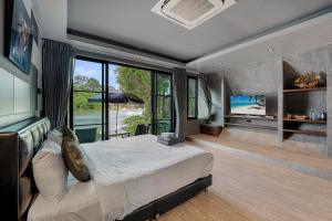 Na MueangSamui Fishing Club and Resort的一间卧室设有一张大床和一个大窗户