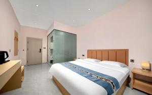 哈尔滨弘阁宾馆(哈尔滨太平机场店)的卧室配有一张白色大床