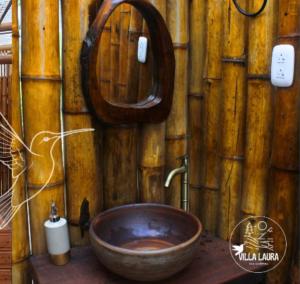 QuebradanegraEcoglamping VillaLaura的浴室配有木墙和木制水槽