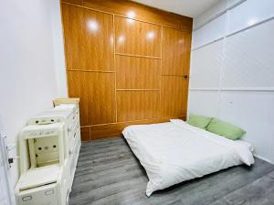 绥和市CASA Camping House的一间医院间,配有床和一台机器