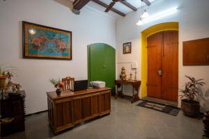 蓬蒂切里Luigi Villa的配有书桌和绿门的客房