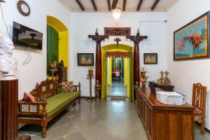 蓬蒂切里Luigi Villa的客厅配有家具和黄色的门