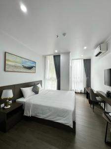 吉婆岛Sand Hotel的酒店客房配有一张床、一张书桌和一张书桌。