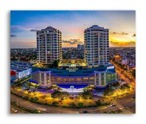 海防Merci Hotel & Apartment - Le Hong Phong, Hai Phong的享有两座高楼城市的景致