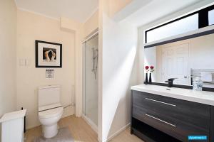奥克兰玫瑰之家公寓的一间带卫生间和水槽的浴室