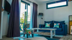 贝岛BLUE VELVET的客厅配有蓝色的沙发和桌子