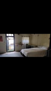 帕坦Newari homestay的一间卧室设有两张床和窗户。