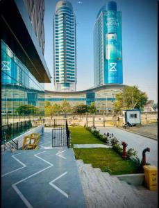 伊斯兰堡Executive Studio Apartment Opposite Centaurus Mall Islamabad的一座建筑,有高大的建筑背景