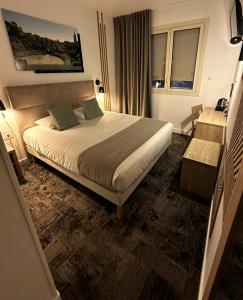 沙托贝尔纳尔Logis Le Passiflore Cognac的一间卧室设有一张大床和一个窗户。