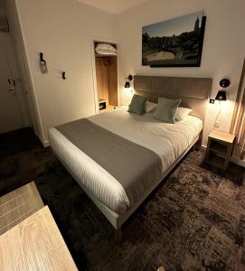 沙托贝尔纳尔Logis Le Passiflore Cognac的一间卧室,卧室内配有一张大床
