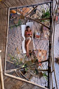 爱妮岛Dryft Darocotan Island的坐在笼子椅子上的女人