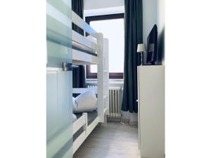 万根沃格Sea air Modern retreat的一间卧室配有带梯子的双层床