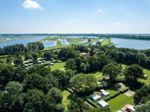 ZevenhuizenWellness Bungalow with whirlpool and sauna的享有湖畔公园的空中景致