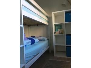 万根沃格Ostbake Modern retreat的一间小卧室,配有双层床和书架