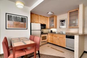 杰克逊杰克逊酒店的厨房配有小桌子和冰箱。