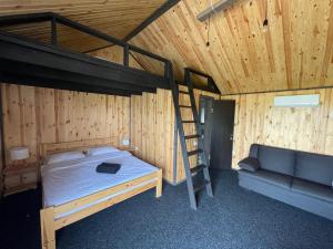 斯维季亚济СвояХата的一间卧室配有双层床和沙发