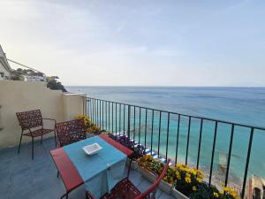 卡普里La Bomboniera的俯瞰大海的阳台配有桌椅