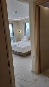 阿特米达AIR-IN Rooms with magnificent views的一间铺有大理石地板的卧室