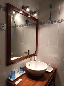 昂蒂布埃科勒布斯桑尼雷酒店的一间带水槽和镜子的浴室