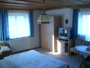 格绍安德烈史玛汉赛 - 派瓦思玛的一间卧室配有一张床和电视