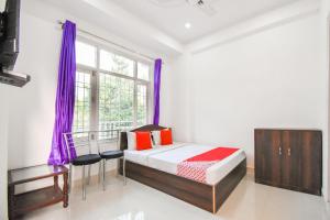 OYO Flagship Garhwal Home Stay客房内的一张或多张床位