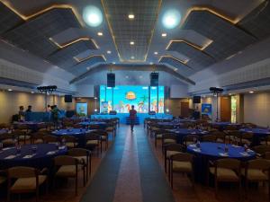 维特利维斯李度假村的一个带蓝色桌椅的大型宴会厅