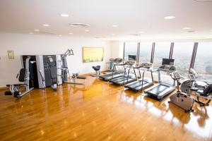 滨松滨松大仓饭店的健身房设有跑步机和椭圆机